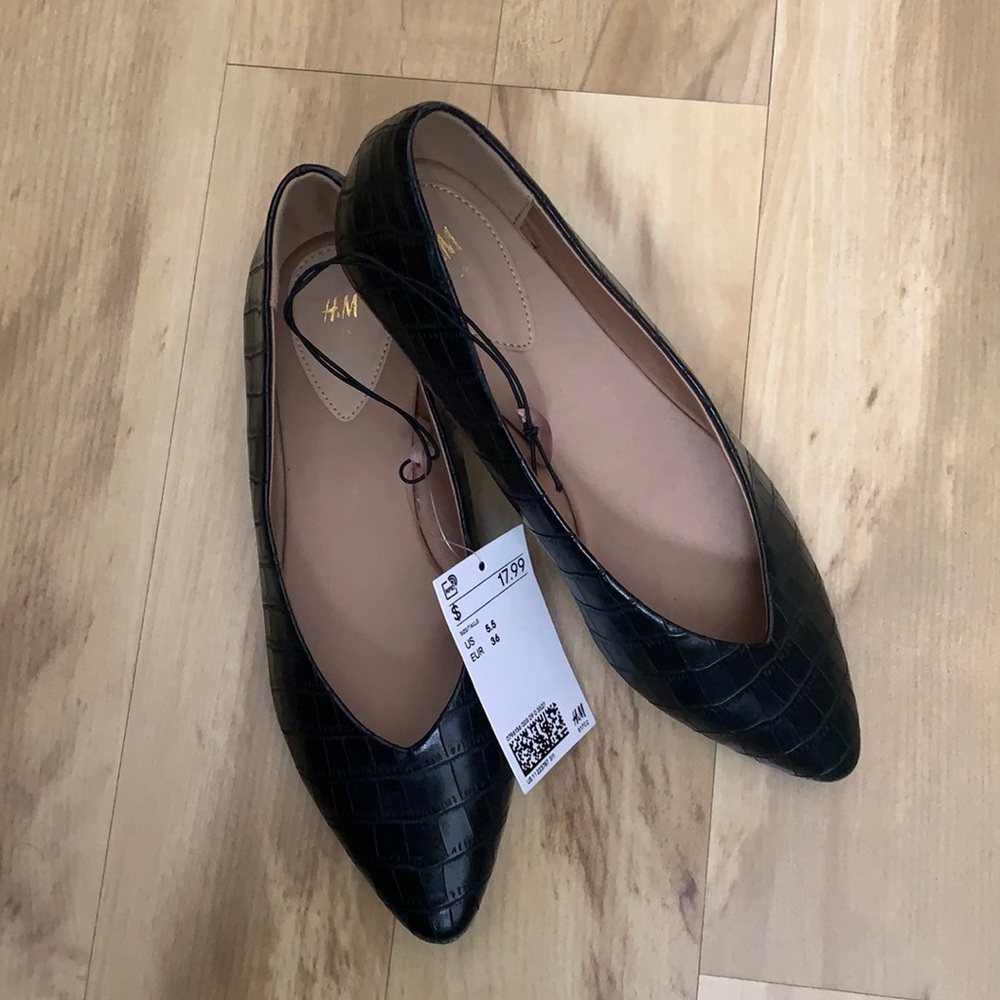 NWT pointed black flats
